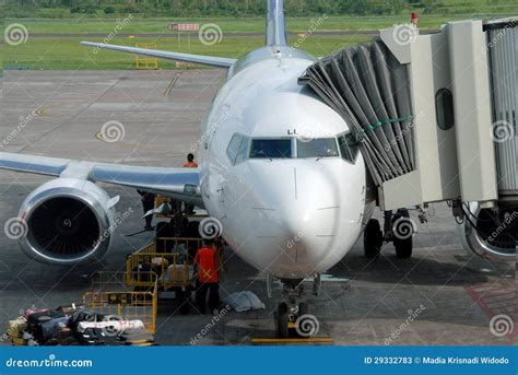 Ground Crew At Airplane Stock Photos - Image: 29332783