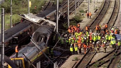 Paddington rail disaster remembered 15 years on - BBC News