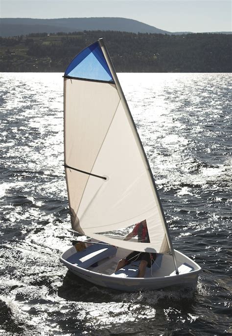 Best Small Sailboats for Beginners | Discover Boating