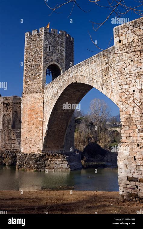 Besalú medieval bridge Stock Photo - Alamy