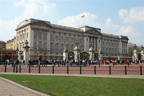 File:Buckingham Palace 2007 2.jpg - Wikipedia