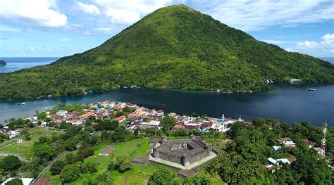 Inilah 6 Tempat Wisata di Maluku yang Menawarkan Pesona Keindahan Alam ...