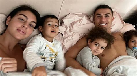 Private Family Photo Leaked: This is how Cristiano Ronaldo wakes up ...