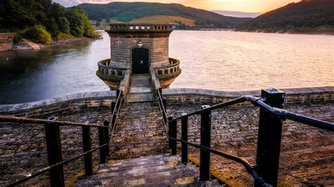 Sunrise at Ladybower Reservoir, Derwent Valley, Derbyshire, England, UK ...