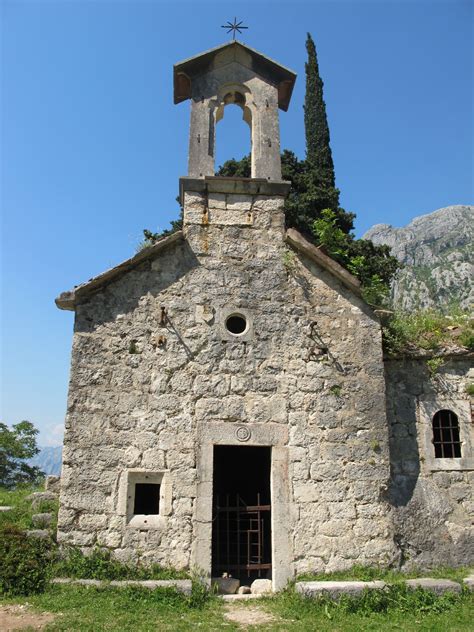 HIKING THE CITY WALLS OF KOTOR - Living in Montenegro :)