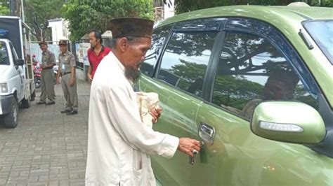 Foto Viral Pengemis Kaya Bermobil di Bogor, Faktanya Miskin