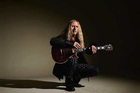 JERRY CANTRELL Teams Up With GIBSON For ‘Wino’ Les Paul Custom Guitar