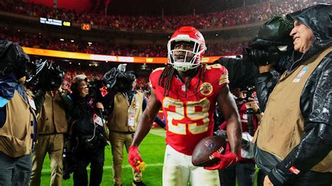 Kareem Hunt injury update: Chiefs RB seeks medical attention for knee