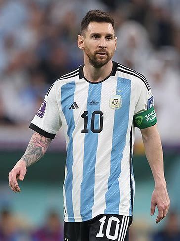 File:Lionel-Messi-Argentina-2022-FIFA-World-Cup (cropped).jpg ...