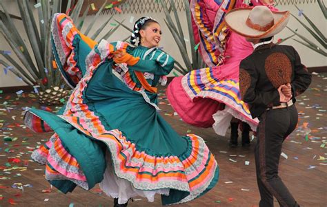 Resultado de imagen para danzas del mundo | Mexican fashion, Folklorico ...