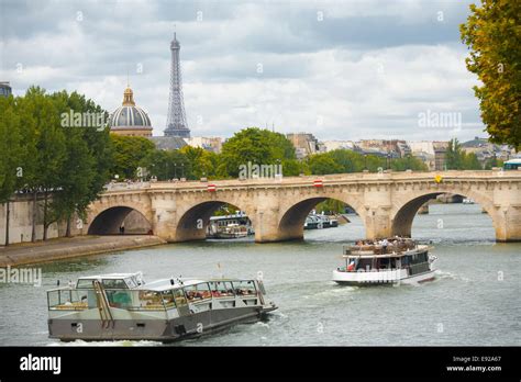 Paris Cruise Boats Seine Eiffel Tower Stock Photo - Alamy