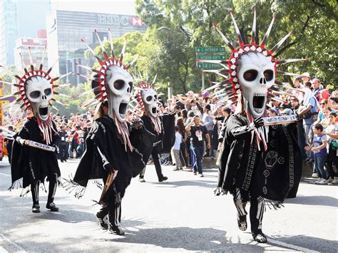 Mexico City Holds First-Ever Day of the Dead Parade (Thanks, James Bond ...