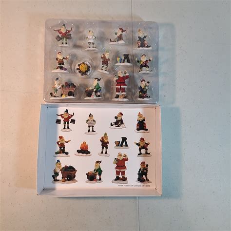 Kirkland Signature Lighted Village 25 Pieces "Santa's Village "409810 ...