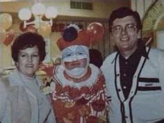 John Wayne Gacy in a clown costume | John wayne gacy