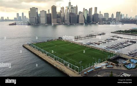 Soccer field, Brooklyn Bridge Park Pier 5, Brooklyn, NY, USA Stock ...