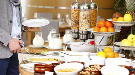 18 Best And Worst Hotel Breakfast Buffet Foods