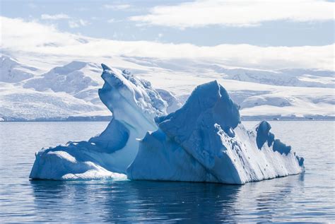 Video: Mammoth Iceberg Five Times the Size of Manhattan Splits From ...