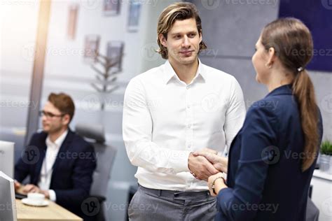 Business people shaking hands in the office 15764967 Stock Photo at ...