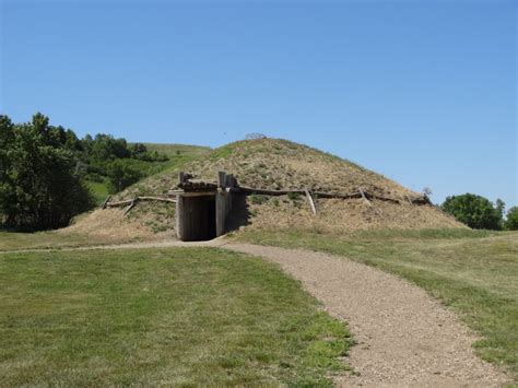 Traditional earth lodges of the Great Plains - Field Study of the World