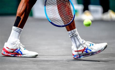 11 Best Tennis Shoes For Wide Feet [Buyers Guide]