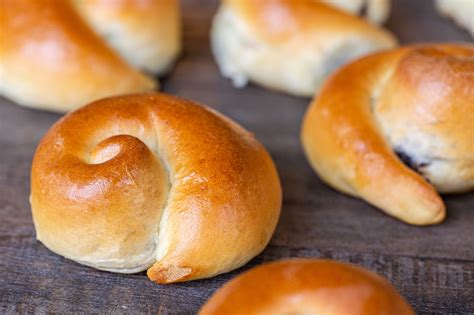 Fluffy Poppy Seed Buns (Piroshki) - Momsdish