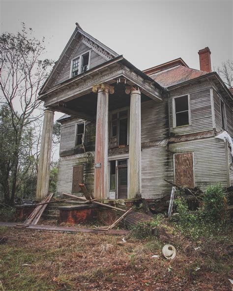 An abandoned mansion in Georgia [oc][1500x2500] : r/AbandonedPorn