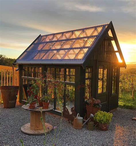 love this gorgeous greenhouse!!! : gardening Backyard Greenhouse, Small ...