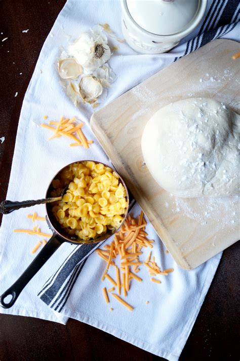 mac & cheese pizza with garlic bread crust - The Baking Fairy