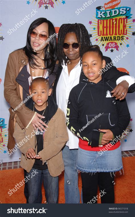 Actress Whoopi Goldberg Daughter Grandchildren 2006 Foto de stock ...