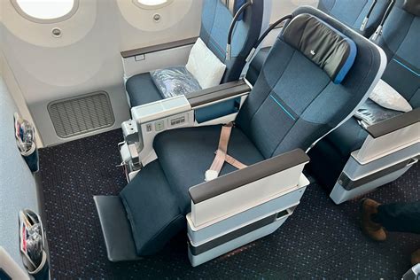 Review: KLM’s new Premium Comfort cabin on the Boeing 787-10 Dreamliner ...