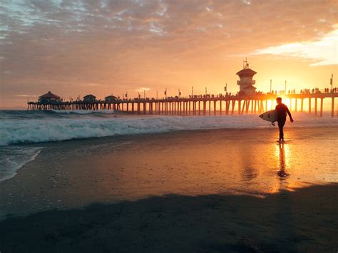 File:Surfer at Huntington Beach Pier.jpg - Wikimedia Commons