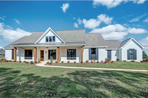 Ranch Home - 4 Bedrms, 2.5 Baths - 2677 Sq Ft - Plan #140-1097