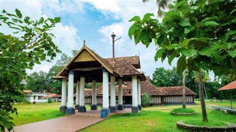 Devotees celebrate Onam at Thrikkakkara Vamana Moorthy Temple in Kochi ...