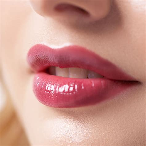 Here’s How To Plump Your Lips Without Fillers, According To A ...