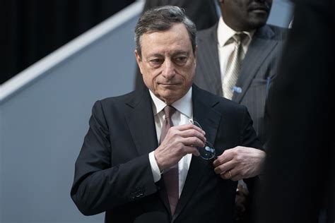 Draghi, in Rare Move, Sounds Concern Over Fed’s Independence - Bloomberg