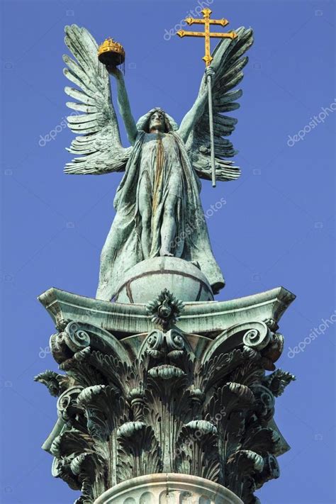 Archangel Gabriel Statue on Heroes Square Column in Budapest — Stock ...