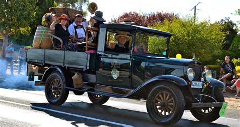 2013 Barossa Vintage Festival Parade - Grapes of Ross