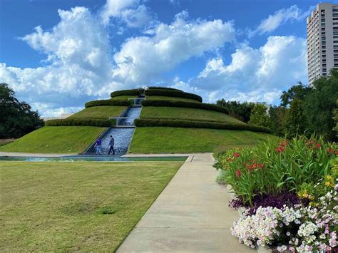 Scenic parks in Houston perfect for picnics and relaxing