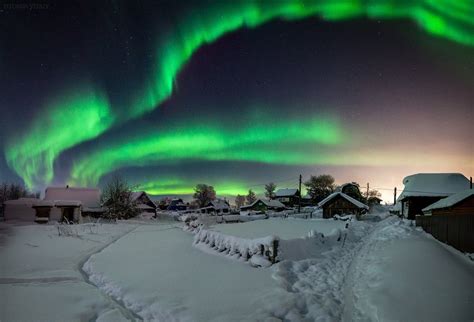 Bright northern lights in the Murmansk region, Russia | Northern lights ...