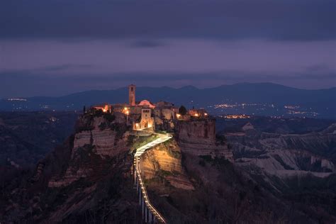 Civita di Bagnoregio at night : r/ItalyPhotos