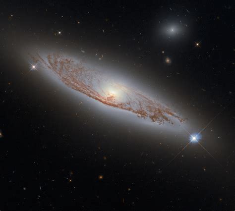 Hubble Looks at Stunning Spiral Galaxy: NGC 5037 | Sci.News