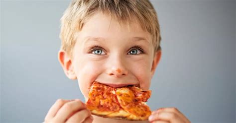 Three mistakes we've been making eating pizza - including how we HOLD ...