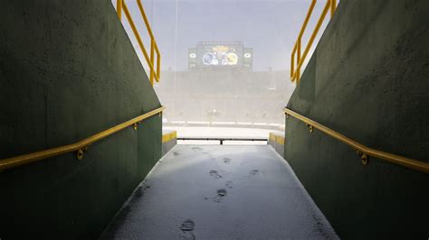 Snow falls at Lambeau Field before Titans-Packers game; SNF forecast