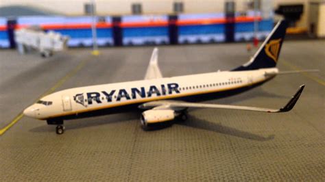 Review: Phoenix Ryanair Boeing 737-80WL. 1/400 scale - YouTube