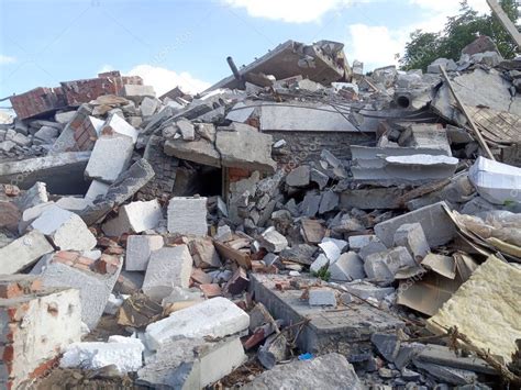 edificio destruido, terremoto, pila de escombros y escombros, vertedero ...