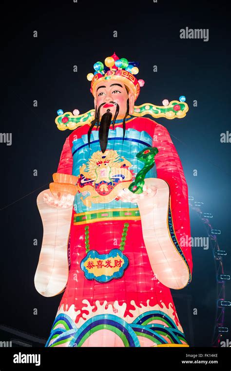 Singapore, 09 Feb 2016: Huge statue of God of Fortune for Chinese New ...