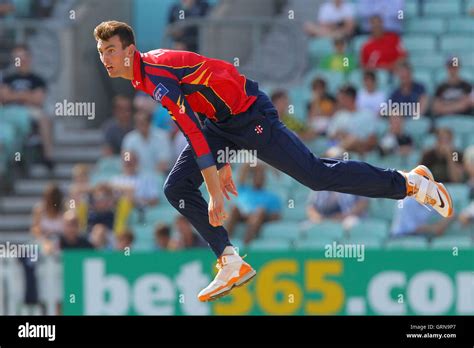 Reece Topley in bowling action for Essex - Surrey Lions vs Essex Eagles ...