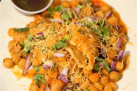 Samosa Chaat Recipe | RecipeLion.com