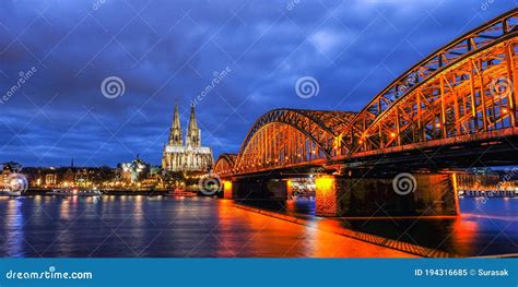 Catedral De Colonia Y Puente Hohenzollern Al Anochecer En Alemania ...