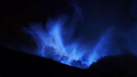 Brilliant Blue Sulfur Fire is Beautiful, Toxic Mess - Nerdist